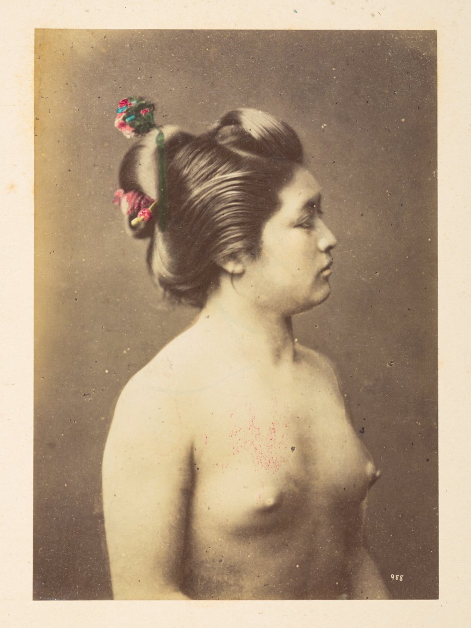 [Japonské] Dívky koupající se, Polodlouhý pravý profilový portrét nahé mladé ženy,  Fotograf: Neznámý  Lucas Collection: Fotografický záznam světového turné Charlese Jamese a Mortona P, Lucase od English Photographer