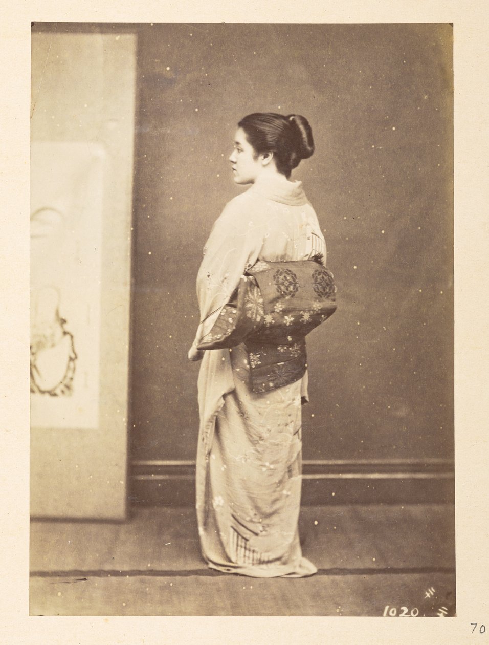 Japonka v tradičním oděvu, Fotograf: Neznámý  Lucas Collection: Fotografický záznam světového turné Charlese Jamese a Mortona P, Lucase od English Photographer