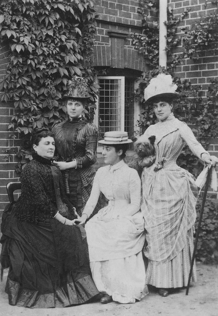 Jennie Jerome, později lady Randolph Churchill, se svou matkou a sestrami (černobílá fotografie) od English Photographer