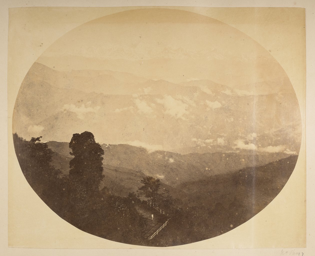 Kanchenjunga z kopce poblíž radnice, [Darjeeling]. Pohledy na Darjeeling ze 70. let 19. století od English Photographer