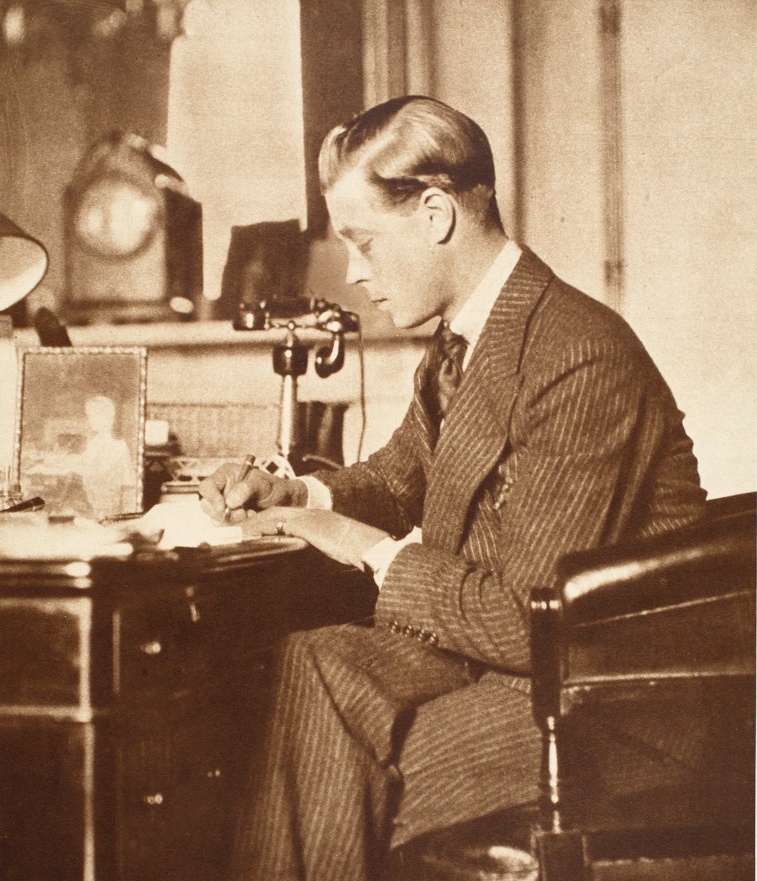 Král Edward VIII u svého stolu v St. James