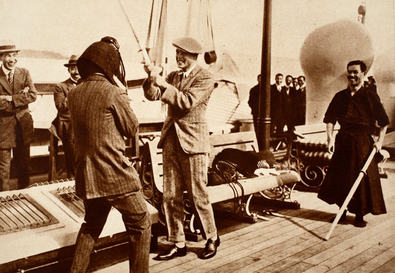 Král Edward VIII. Testování japonské šermířské přilby, 1922 od English Photographer