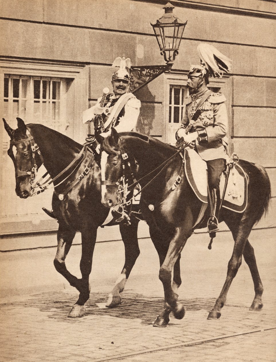 Král Jiří V. a císař Wilhelm II. opouštějí Postupim, aby se v roce 1913 zúčastnili prohlídky vojáků, ilustrace z „Života krále Jiřího V.“, vydáno kolem roku 1935 od English Photographer