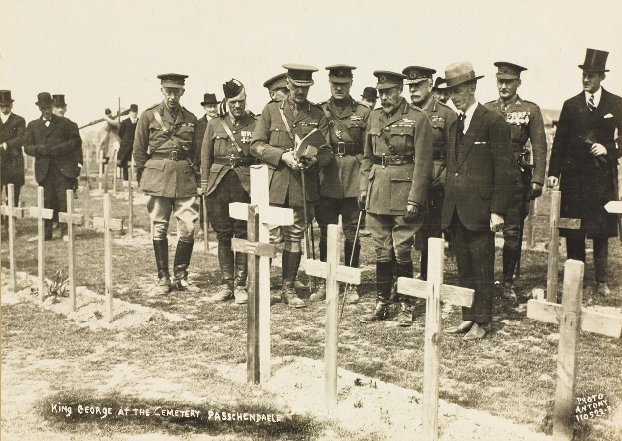 Král Jiří V. na hřbitově, Passchendaele od English Photographer