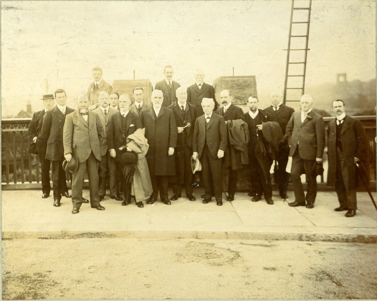 Rekonstrukce mostu Kirkstall Bridge, otevřel radní F. M. Lupton, J.P., 28. června 1912 (čb fotografie) od English Photographer