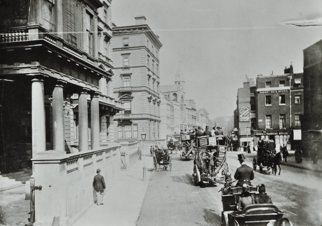 Knightsbridge, Westminster LB: pohled na východ u Albert Gate, 1890 od English Photographer