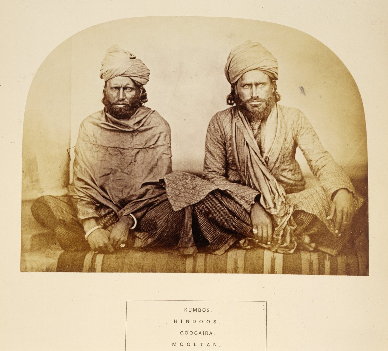Kumbos, Hindoos, Googaira, Mooltan, z The People of India, J. Forbes Watson, publikoval 1868 (tisk alba) od English Photographer