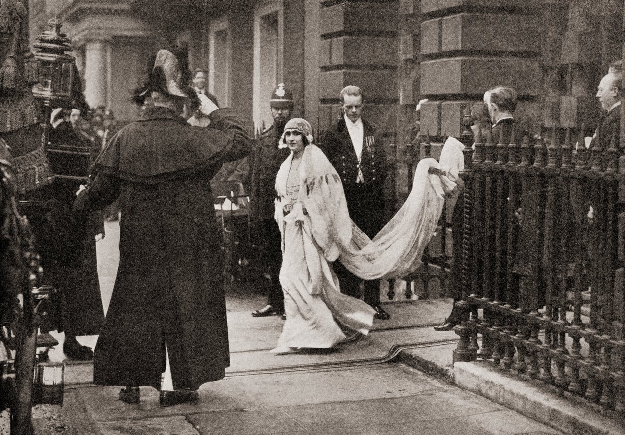 Lady Elizabeth Bowes Lyon na cestě na svatbu 26. dubna 1923 s H.R.H. Vévoda z Yorku, pozdější král Jiří VI., z Příběhu dvaceti pěti let, vydaný v roce 1935 od English Photographer