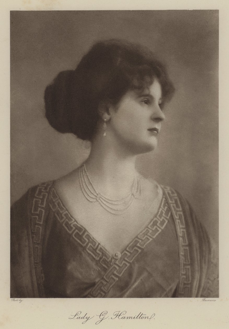 Lady G Hamilton (čb fotografie) od English Photographer
