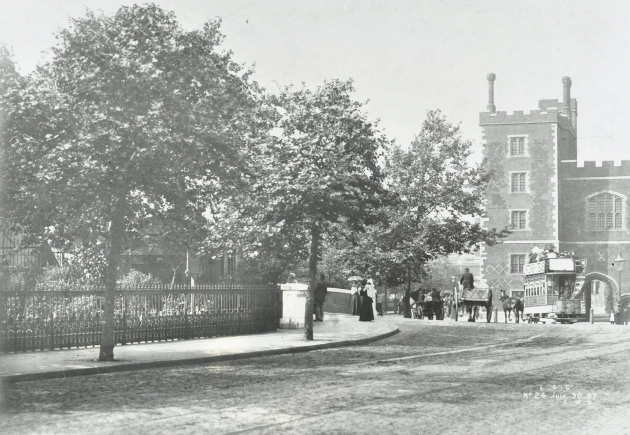 Lambeth Bridge: příjezdová cesta s palácem Lambeth v pozadí, 1897 od English Photographer