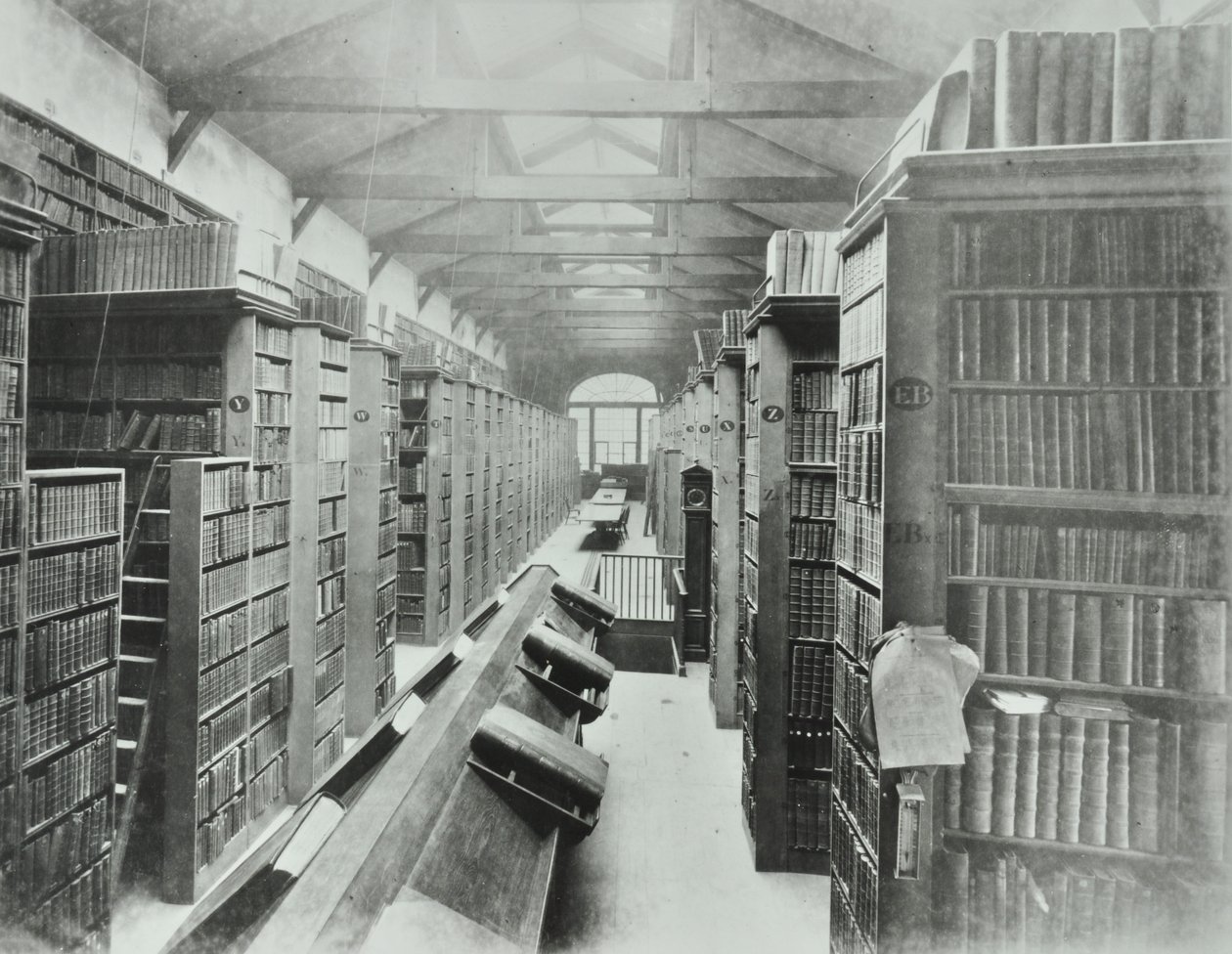 Knihovna, Sion College, Victoria Embankment, City of London, 1885 od English Photographer