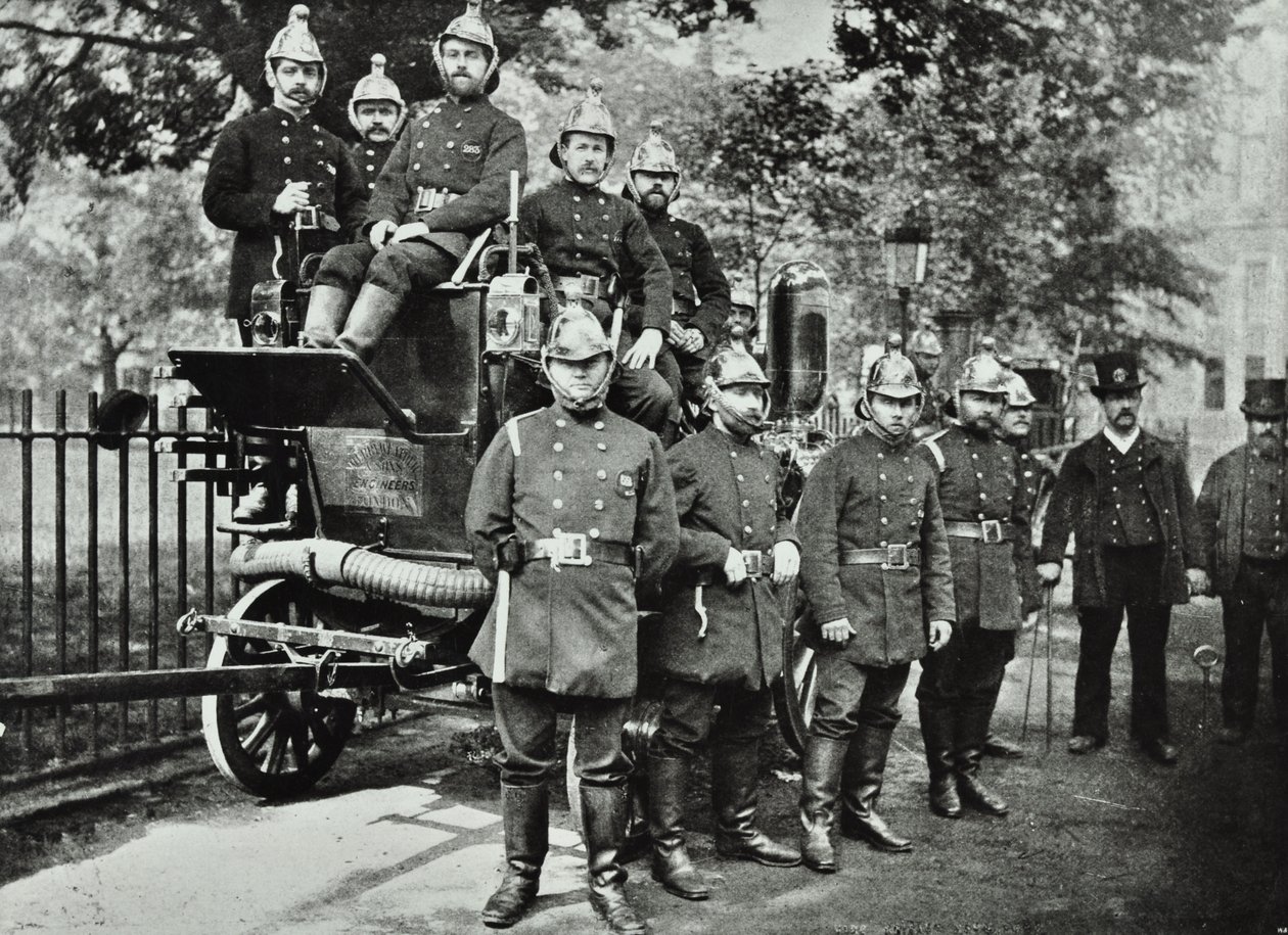 London Fire Brigade: skupina hasičů, s motorem a otočnými kohouty, 1895 od English Photographer