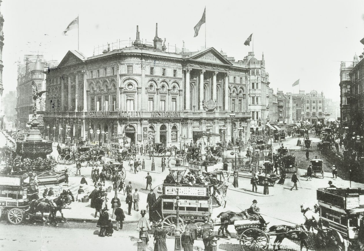 London Pavilion, Piccadilly Circus, Westminster LB: Pohled na východ, 1895 od English Photographer
