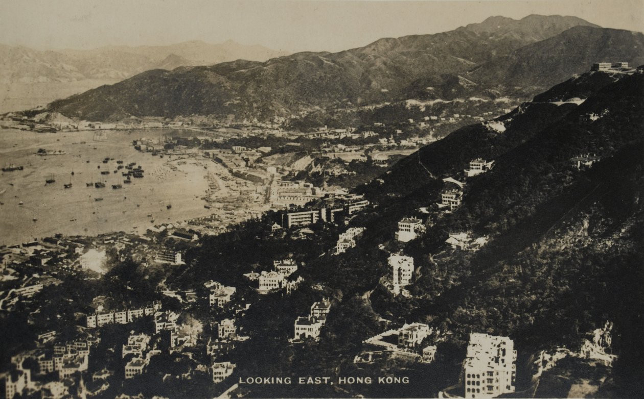 Pohled na východ, Hong Kong, z alba fotografií týkajících se služby Pte H. Chicka, 1940 od English Photographer