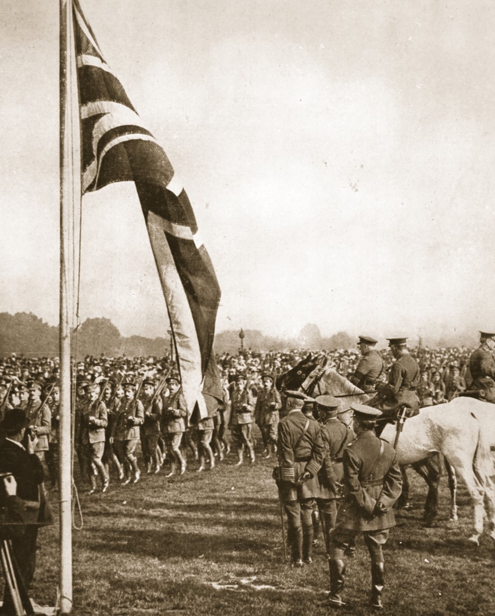 Lord French hodnotí dobrovolníky v Hyde Parku: Oči vlevo na zdravicí základně, z The Illustrated War News, 14. června 1916 (sépiová fotografie) od English Photographer