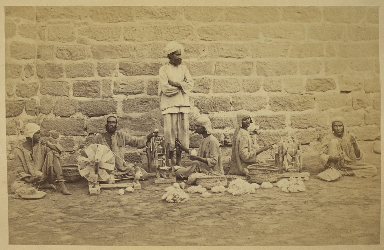Mužští vězni navíjející bavlnu na kolovrátky ve věznici Karáčí. C. 1873160 mm x 250 mm Fotograf: Michie and Company Archaeological Survey of India Collections: India Office Series (svazek 52). od English Photographer