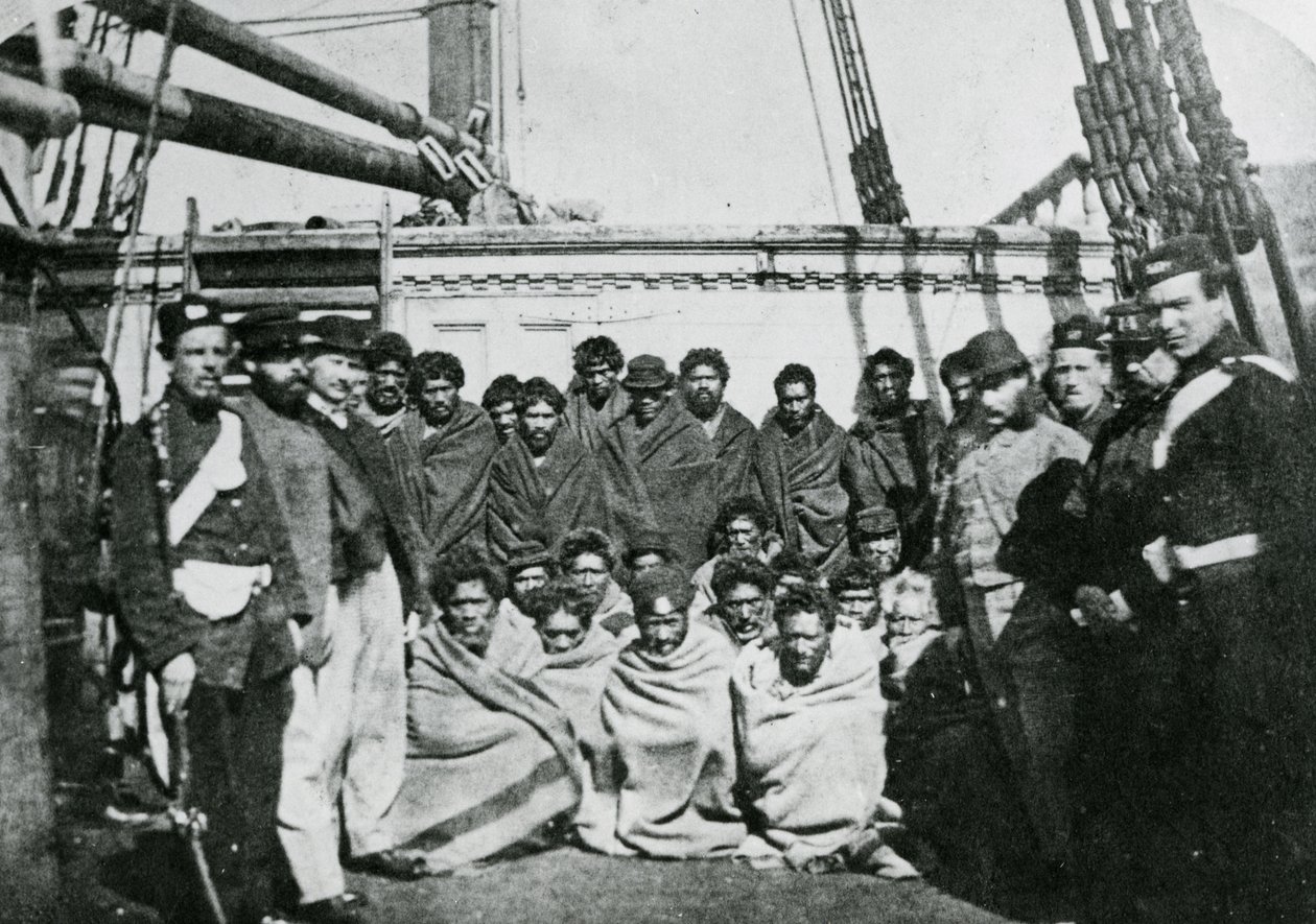 Maorští vězni na palubě vězeňského vraku ve Wellington Harbour, 1866 od English Photographer