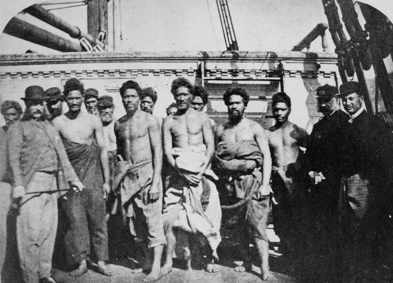 Maorští vězni na palubě vězeňského vraku ve Wellington Harbour, 1866 od English Photographer