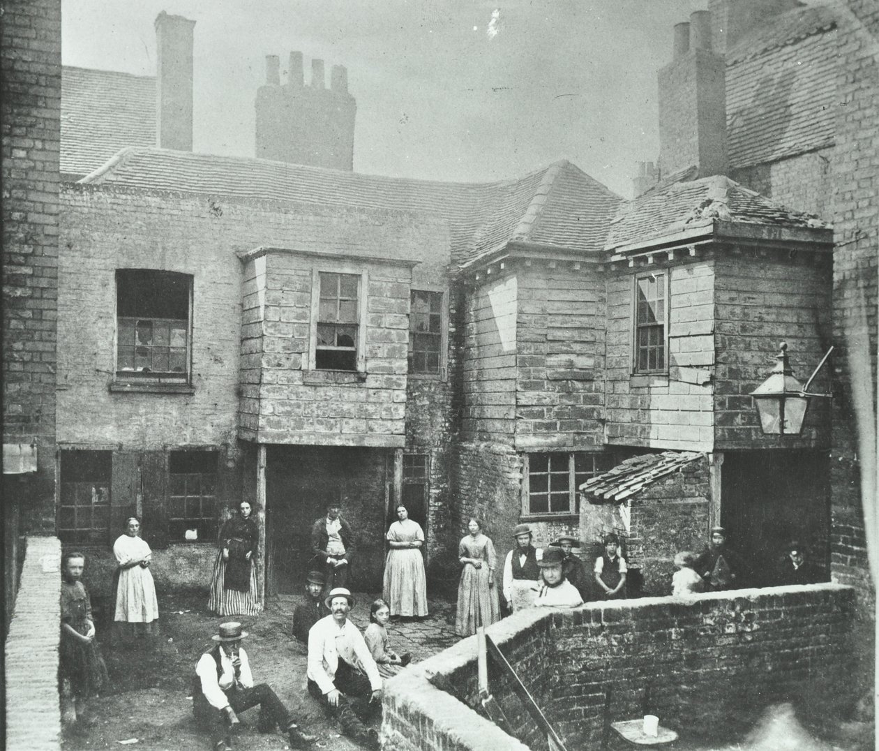 Market Court, Londýn, 1868 od English Photographer