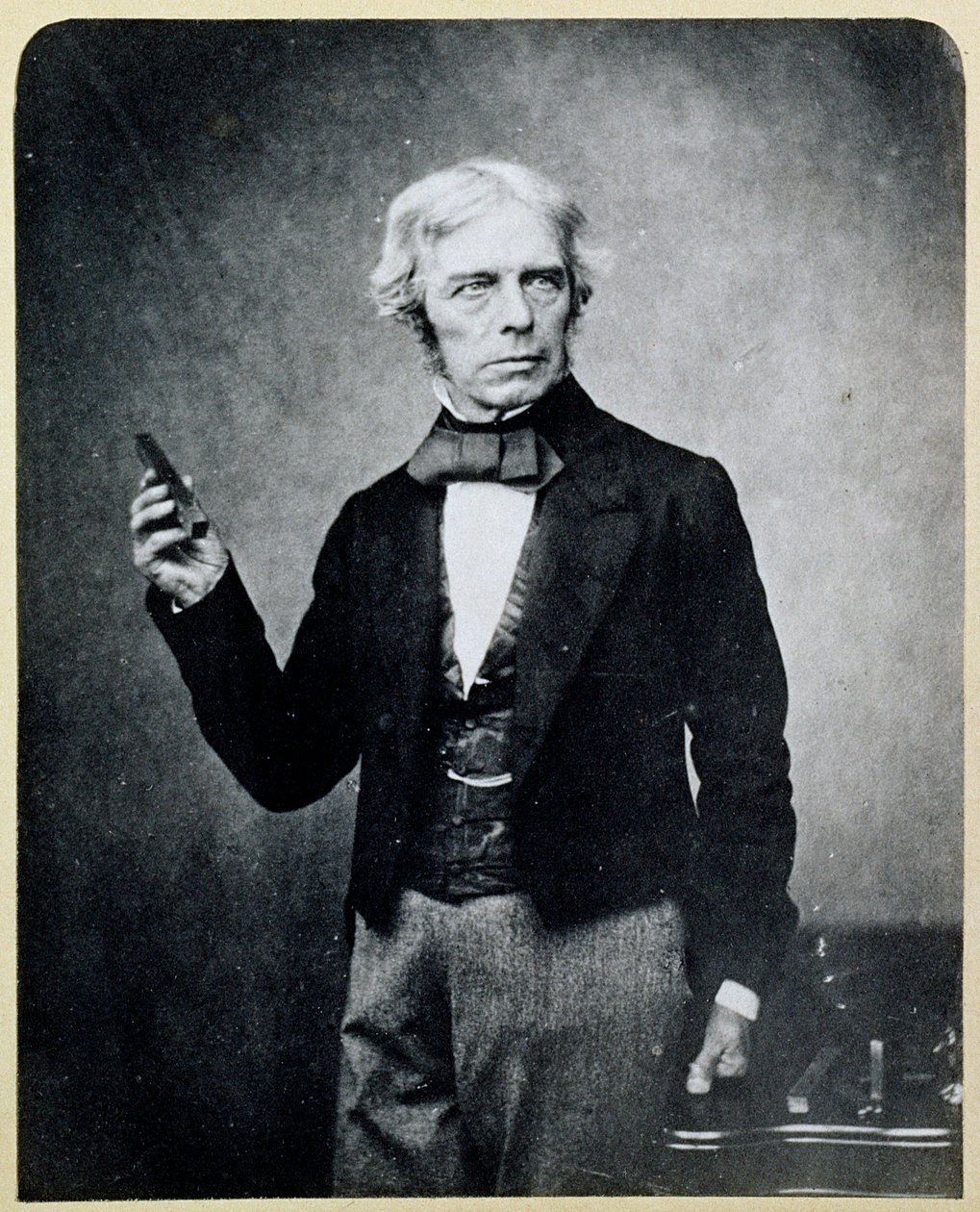 Michael Faraday (1791-1867) s tyčovým magnetem, autor: Maull a Polyblank od English Photographer