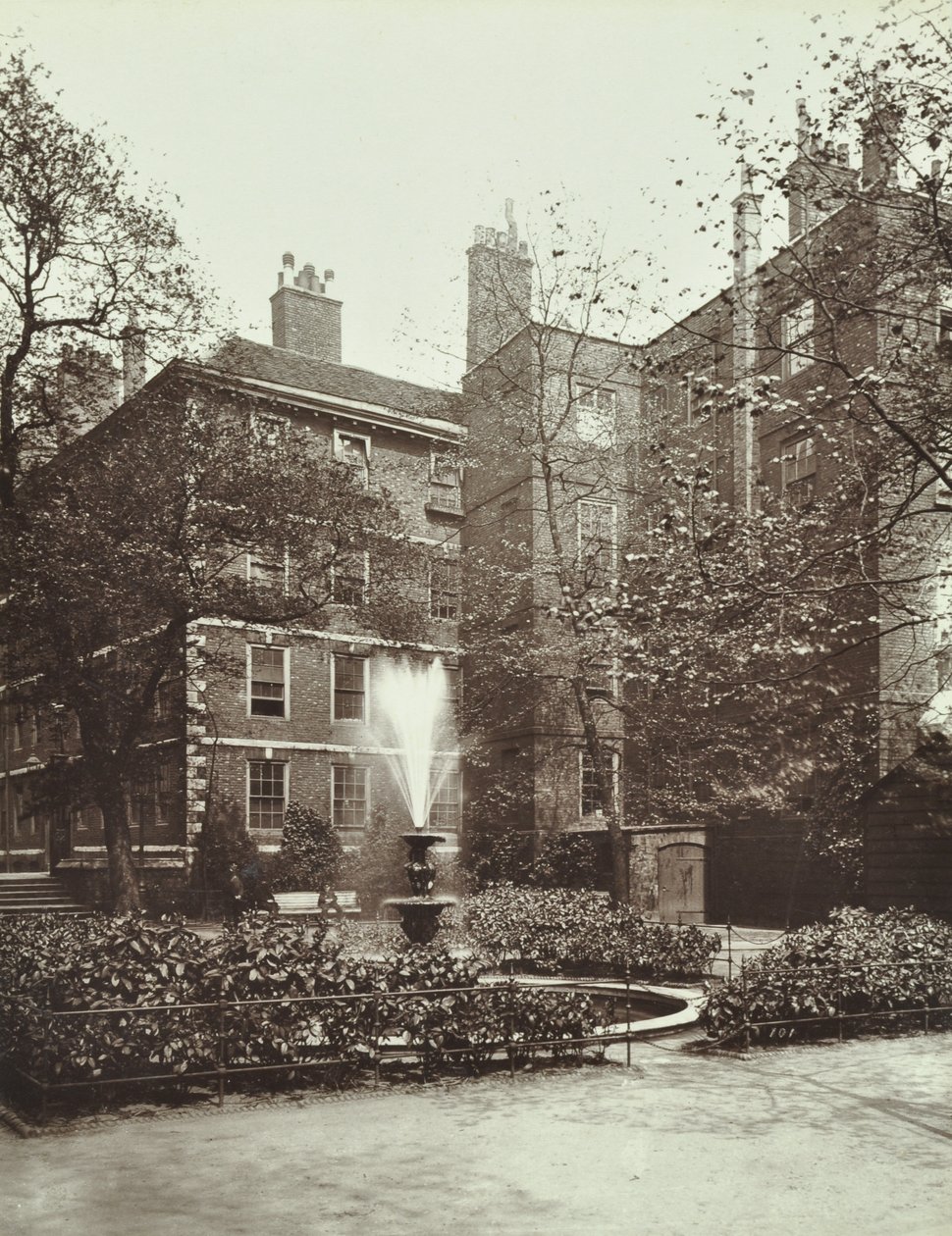 Střední chrám, Fountain Court, 1885 od English Photographer