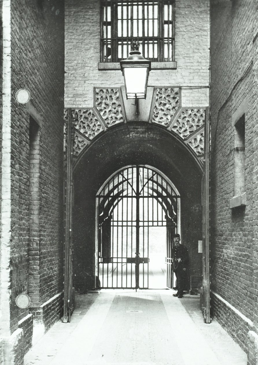 Millbank Prison: hlavní průchod, Warden Barnard ve dveřích, 1885 od English Photographer
