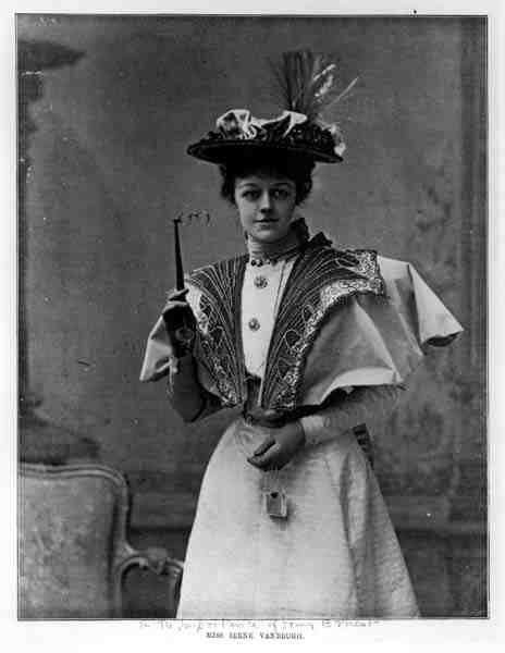 Slečna Irene Vanbrughová ve hře Oscara Wildea (1854-1900) The Importance of Being Earnest v divadle St. James 4. května 1895 (čb fotografie) od English Photographer