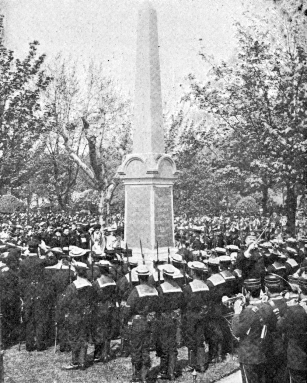 Památník na památku důstojníků a mužů H.M.S Powerful, ilustrace z The King, 25. května 1901 od English Photographer