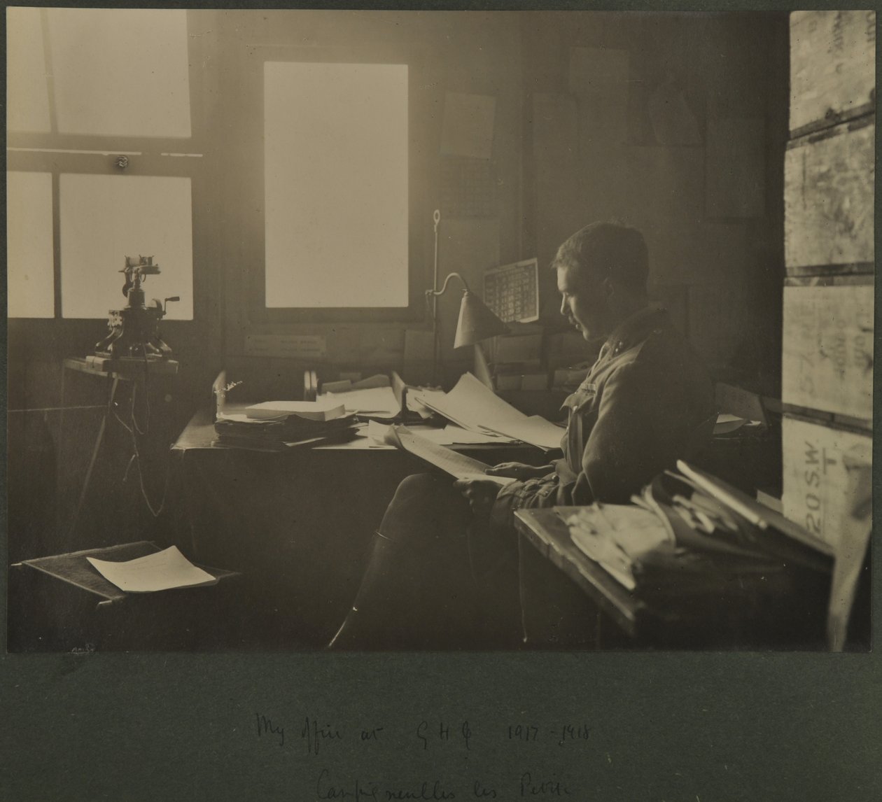 Moje kancelář na GHQ, 1917-18 od English Photographer