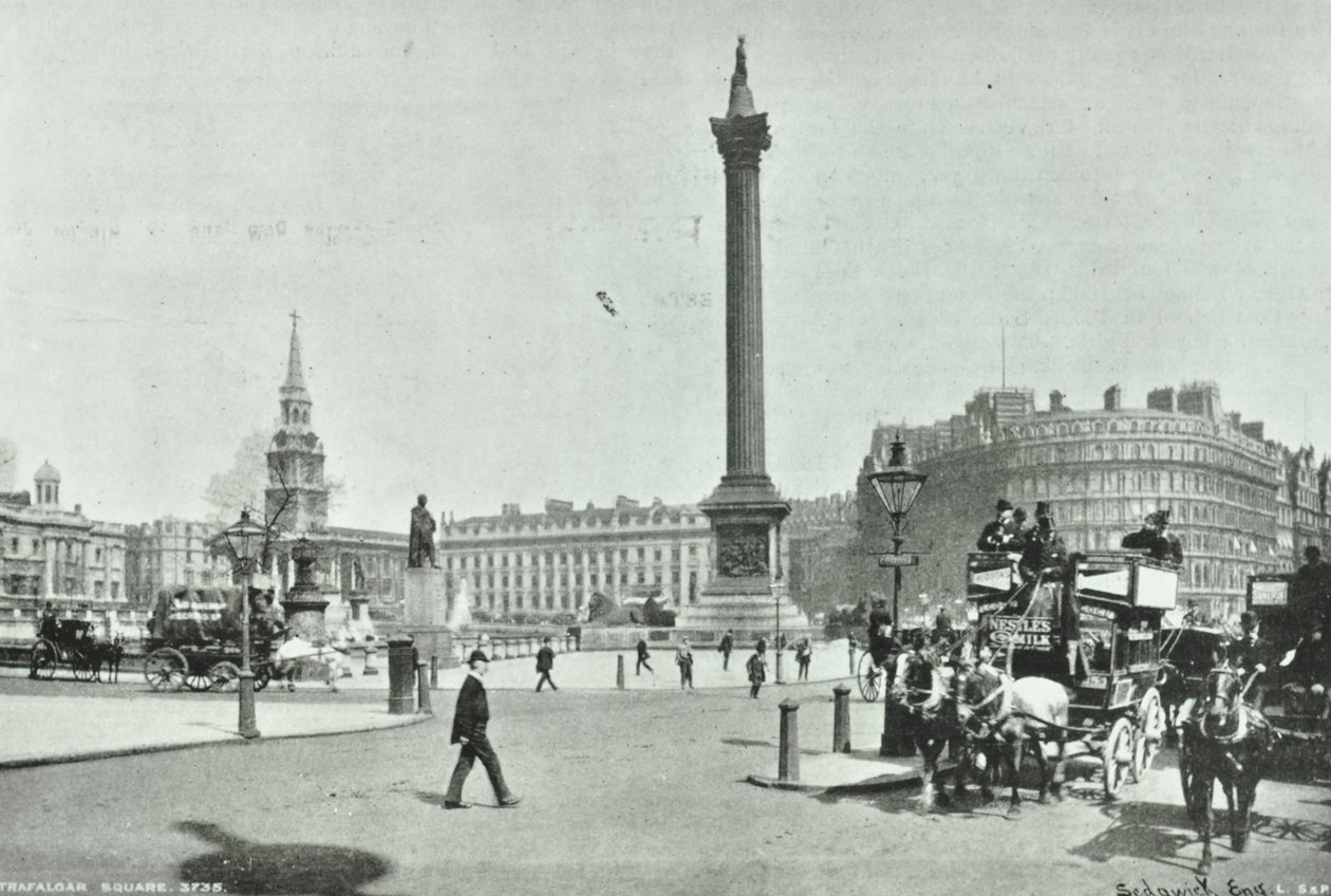 Nelsons Column, Trafalgar Square, Westminster LB: při pohledu na severozápad od Cockspur Street, 1898 od English Photographer