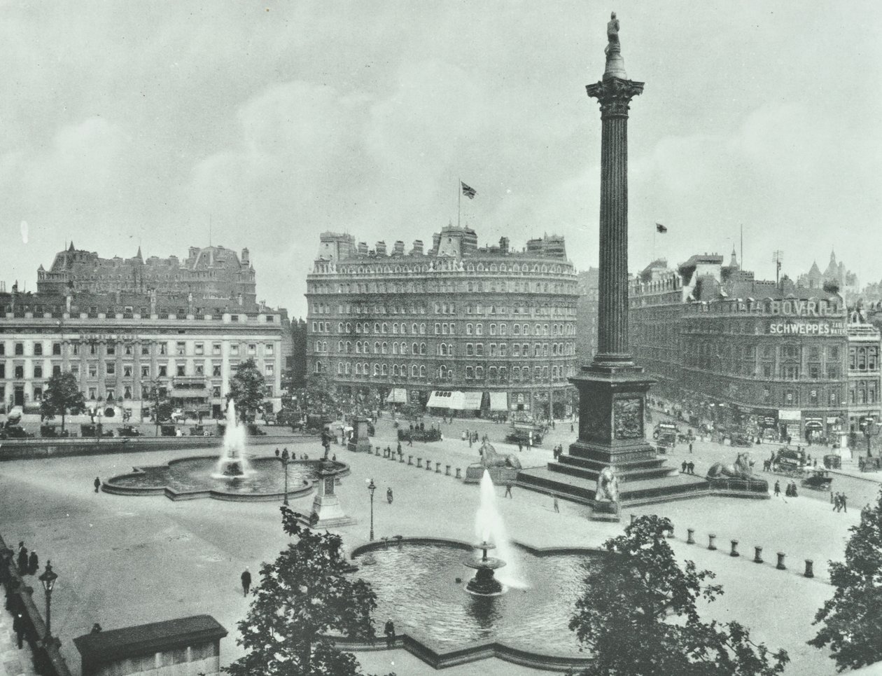 Nelsons Column, Trafalgar Square, Westminster LB: při pohledu na jihovýchod, 1895 od English Photographer