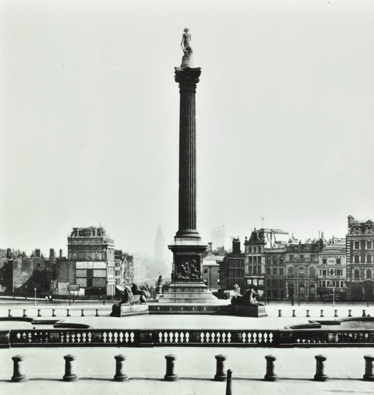Nelsons Column, Trafalgar Square, Westminster LB: při pohledu na jih od Národní galerie, 1870 od English Photographer
