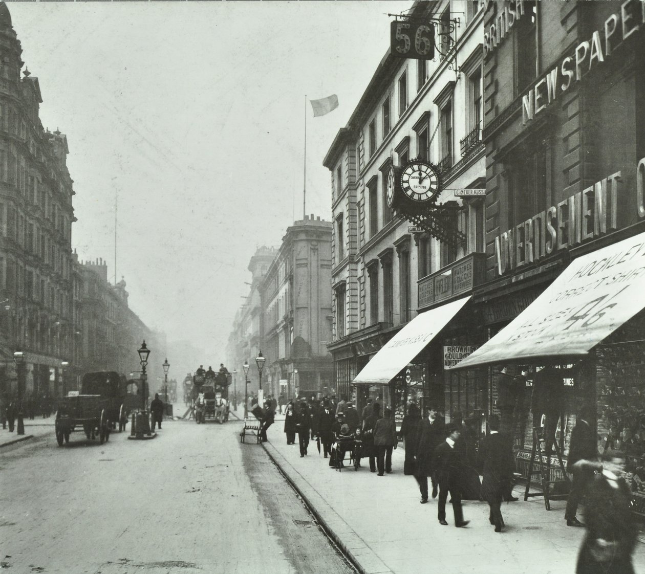 New Oxford Street: Pohled na západ od Bloomsbury Way, 1890 od English Photographer