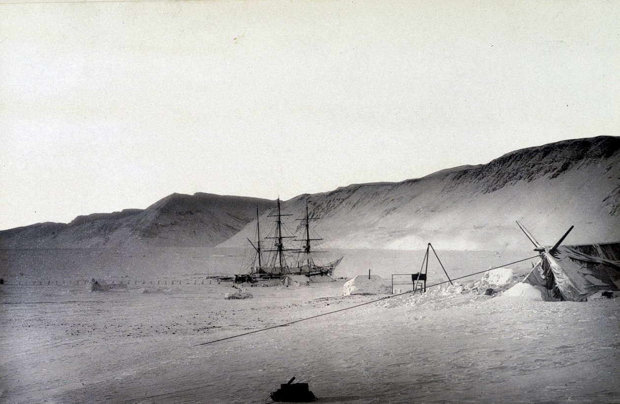 Severní pól: Discovery bay, zima – v „“ Vyprávění o plavbě k Polárnímu jezeru v letech 1875-76“, G.S. Nares, ed. Londýn od English Photographer