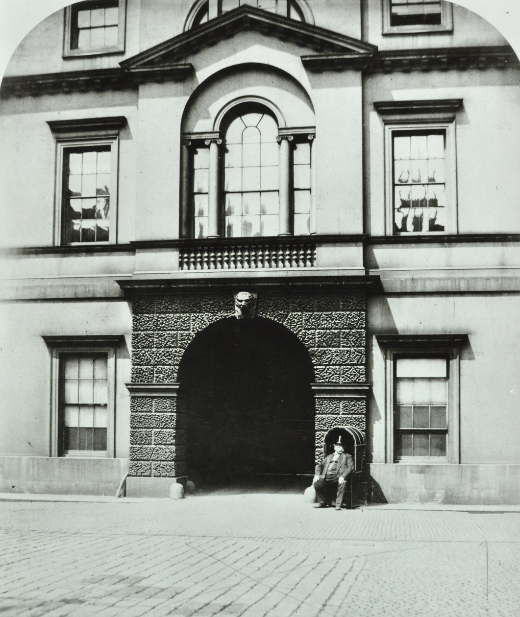 Northumberland House, Charing Cross, Westminster LB: dvůr, 1880 od English Photographer