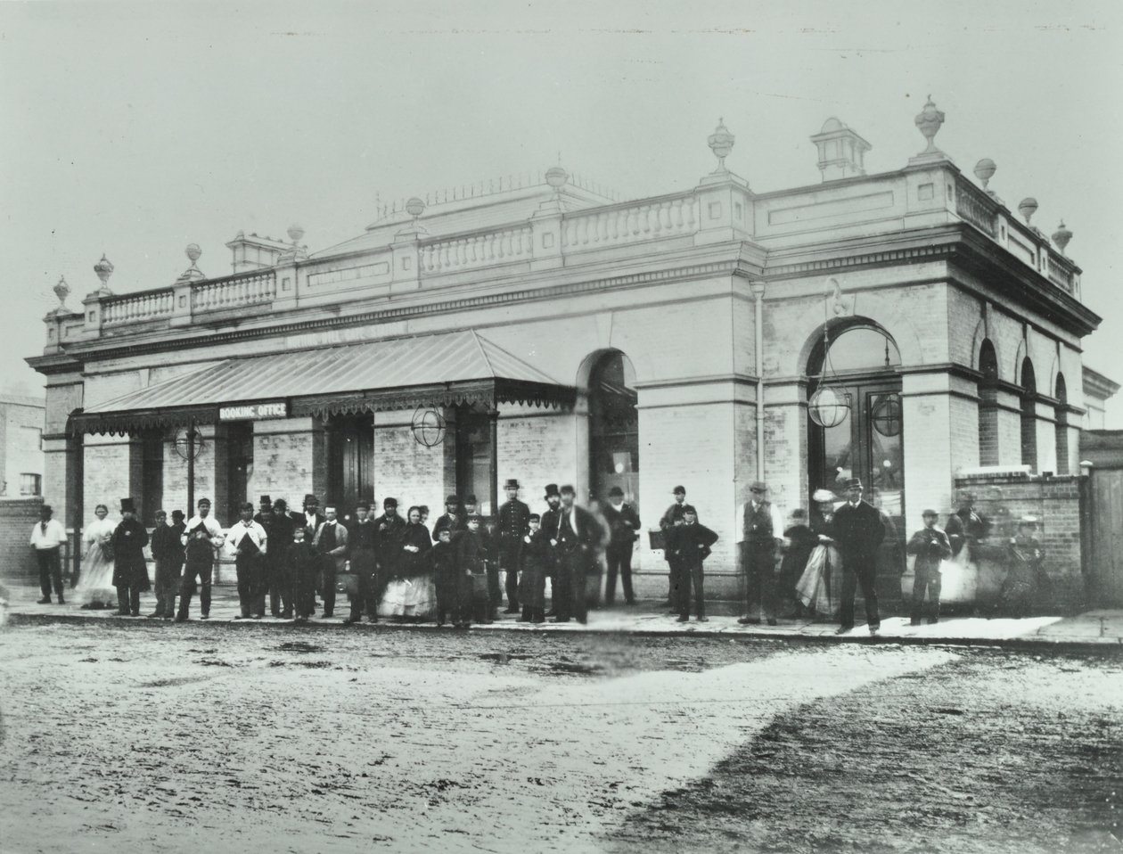 Stanice Notting Hill Gate: exteriér Metropolitan Railway, 1868 od English Photographer