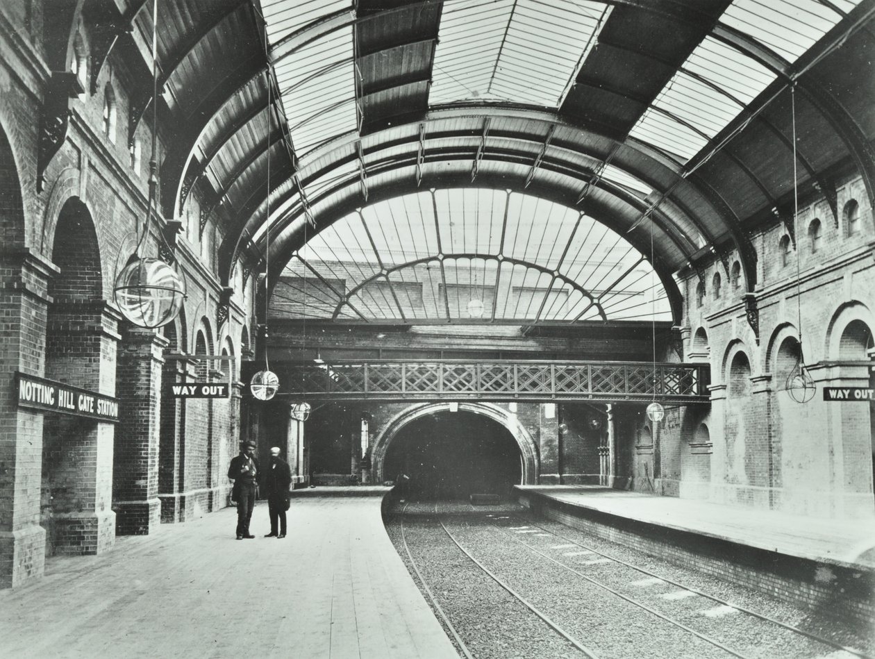 Stanice metra Notting Hill Gate: pohled na nástupiště a trať, 1868 od English Photographer