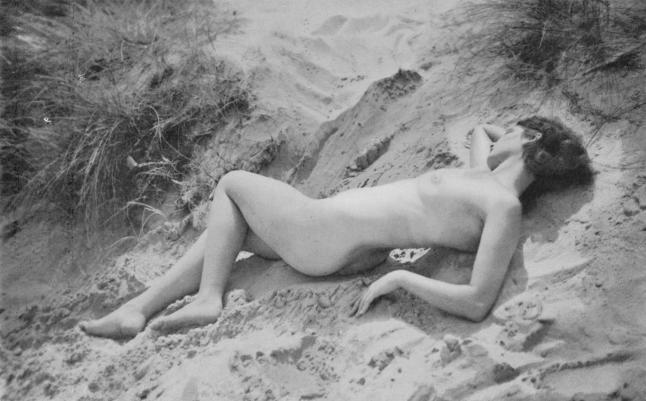 Nudismus ve 30. letech 20. století: "Dolce Far Niente" (čb fotografie) od English Photographer