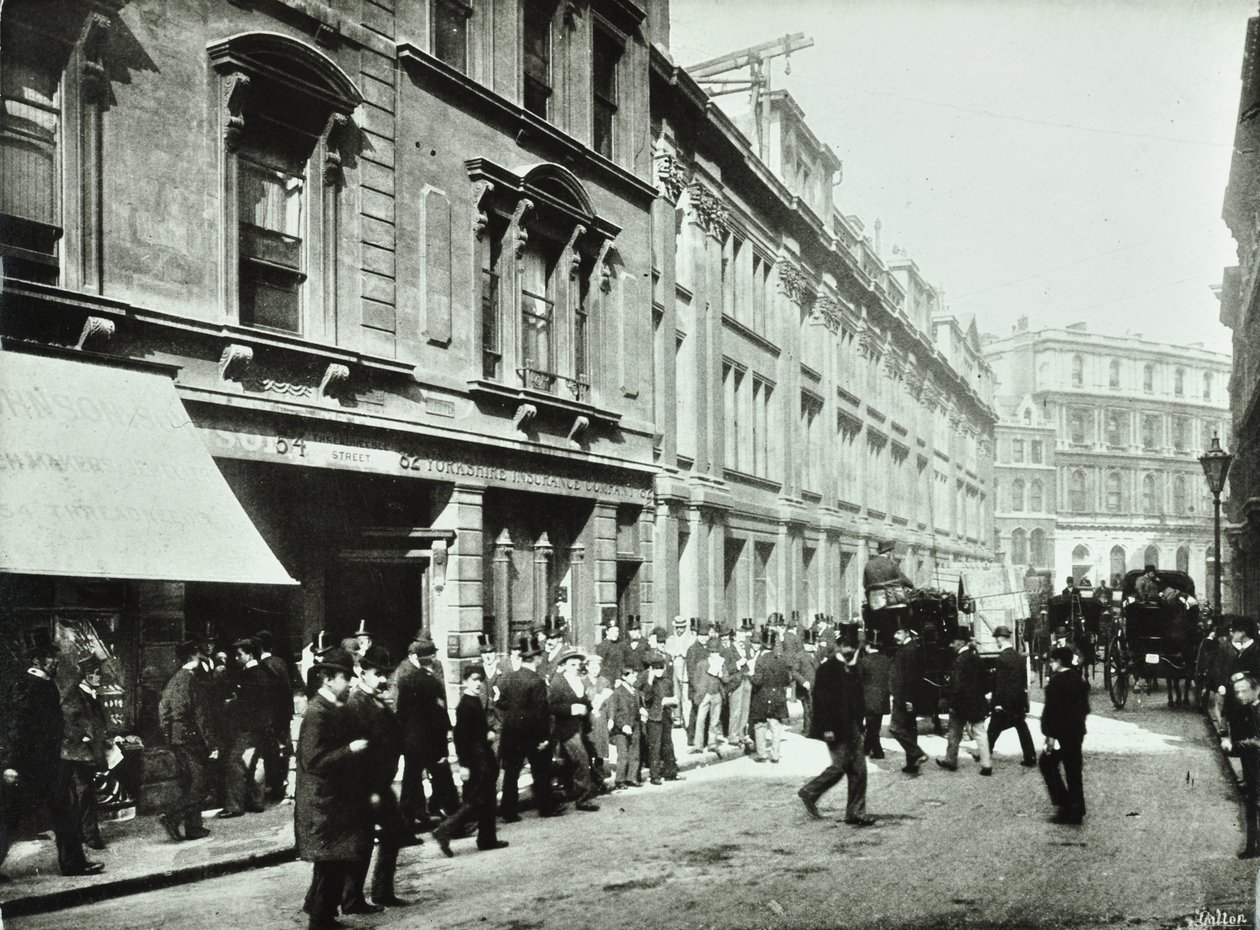 Old Broad Street, vstup na burzu, City of London, 1890 od English Photographer