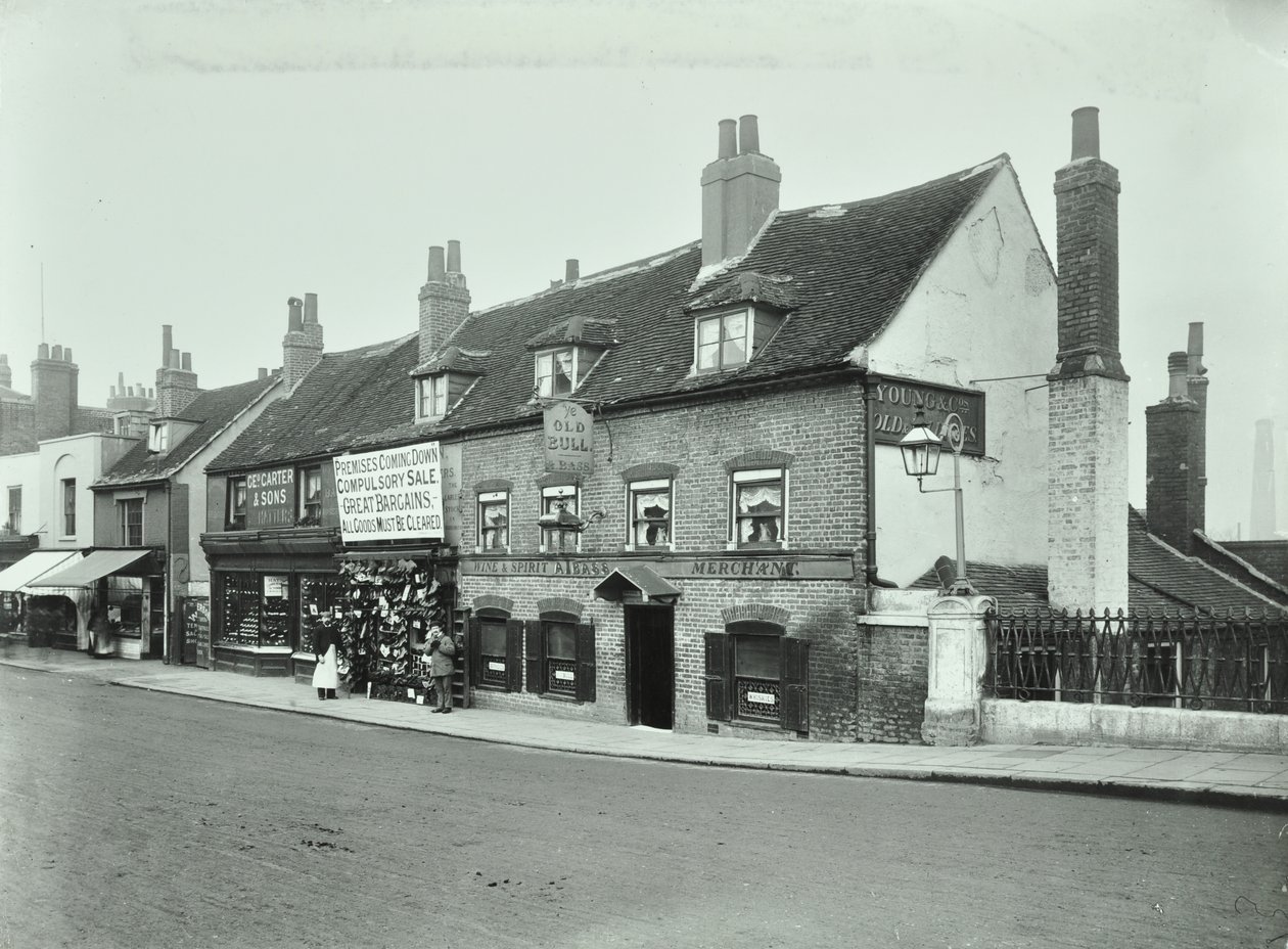 Old Bull, Wandsworth High Street, 1897 od English Photographer