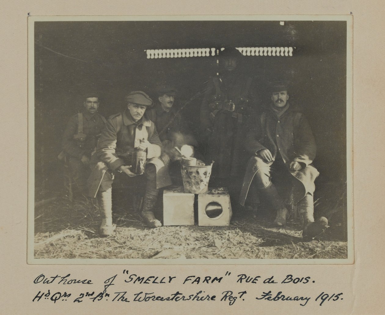 Přístřešek SUMLY FARM Rue de Bois. Hd. Qrs 2nd Bn The Worcestershire Regt. února 1915 od English Photographer
