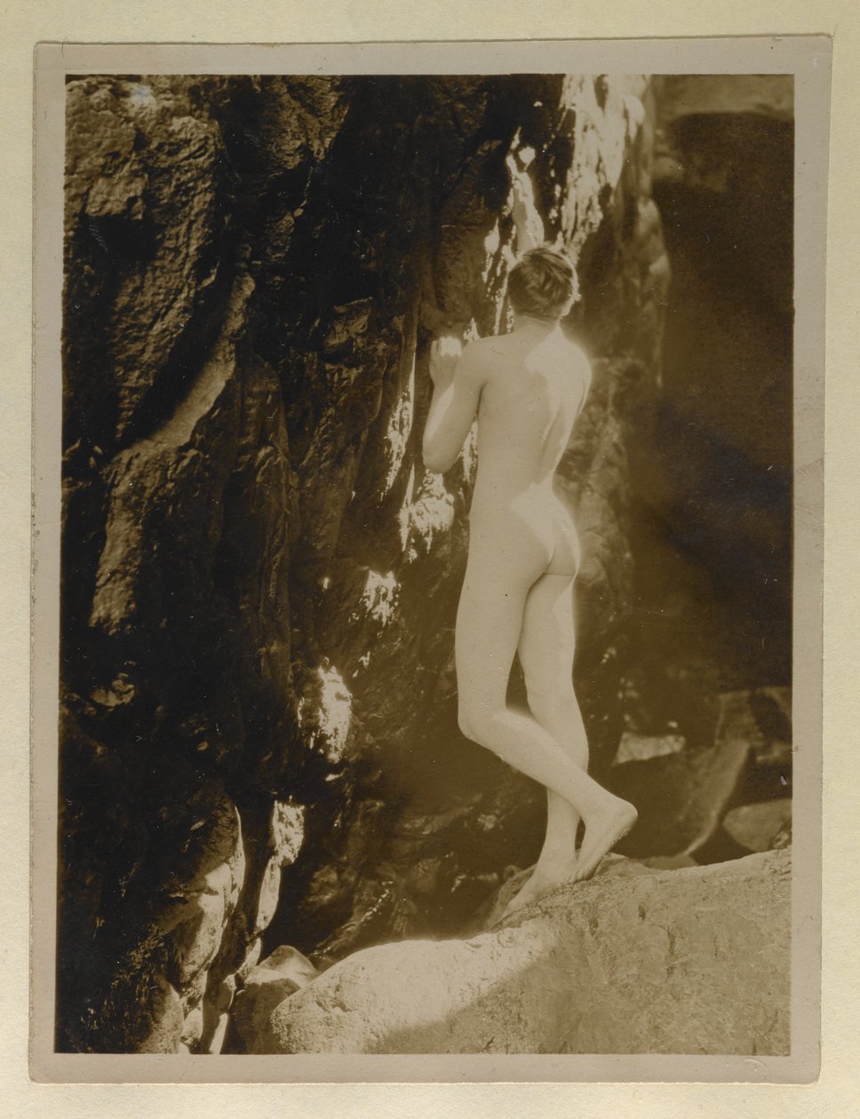 Fotografie nahého Alistaira Grahama, uchovávaná s jeho dopisem Evelyn Waugh, kolem roku 1924 (želatinový stříbrný tisk) od English Photographer