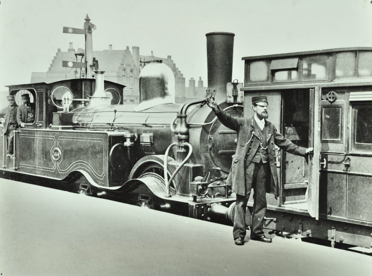 Platform Porter na železniční stanici, 1885 od English Photographer