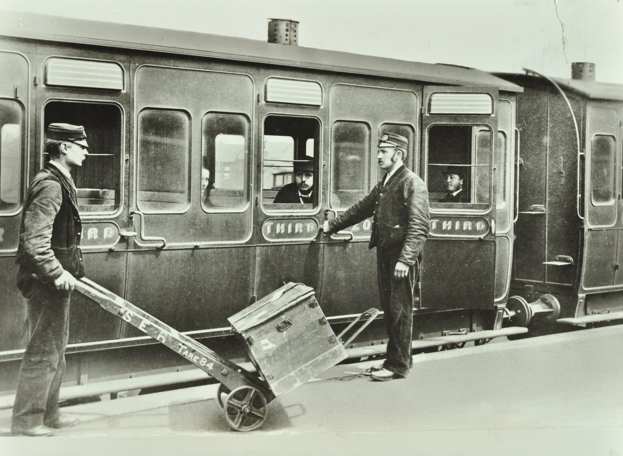 Platform Porters na železniční stanici, 1885 od English Photographer