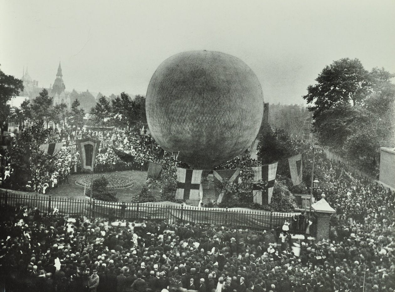 Poplar Recreation Ground: Davy sledují horkovzdušný balón, 1892 od English Photographer