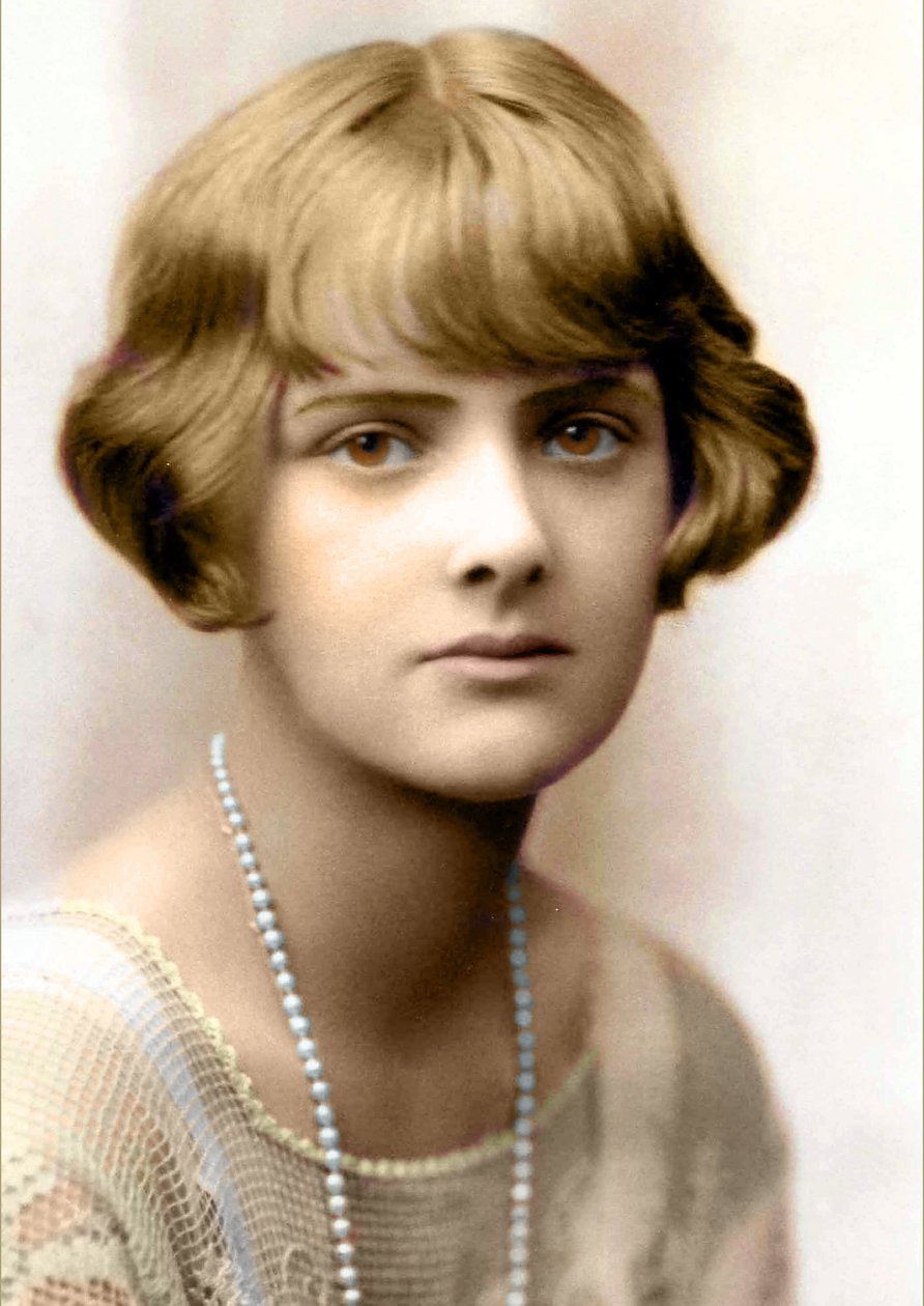 Portrét spisovatelky Daphne du Maurier v roce 1930 (čb fotografie) od English Photographer