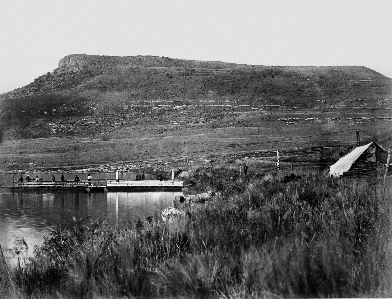 Příspěvek na Rorkes Drift se Signal Hill v dálce, 1879 od English Photographer