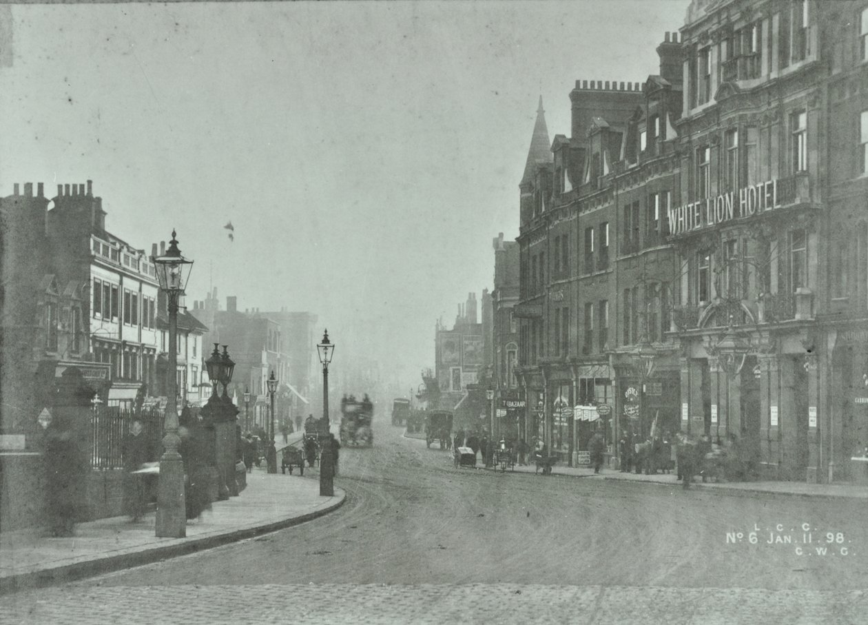 Putney Bridge: příjezdová cesta z Putney High Street, 1898 od English Photographer