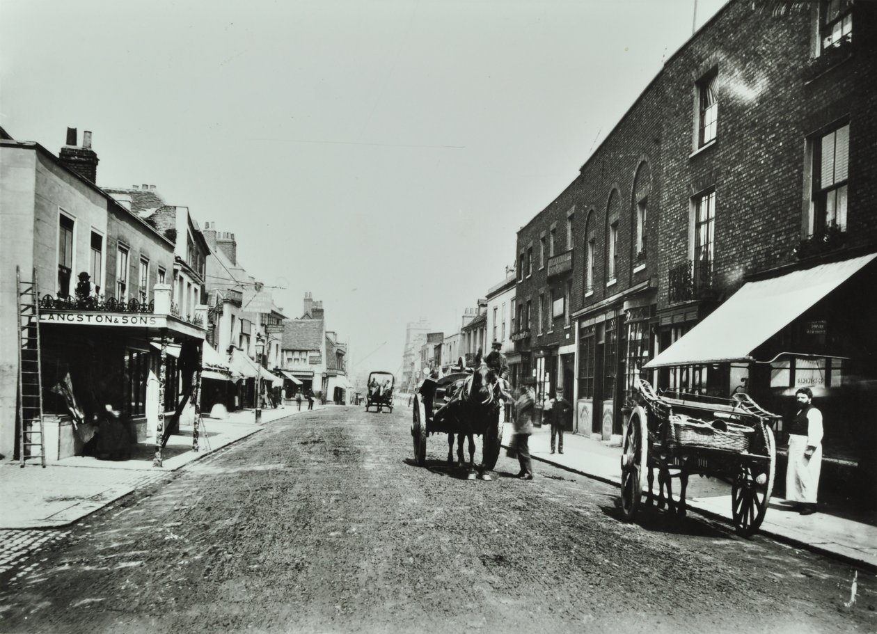 Putney High Street, při pohledu na most, 1885 od English Photographer