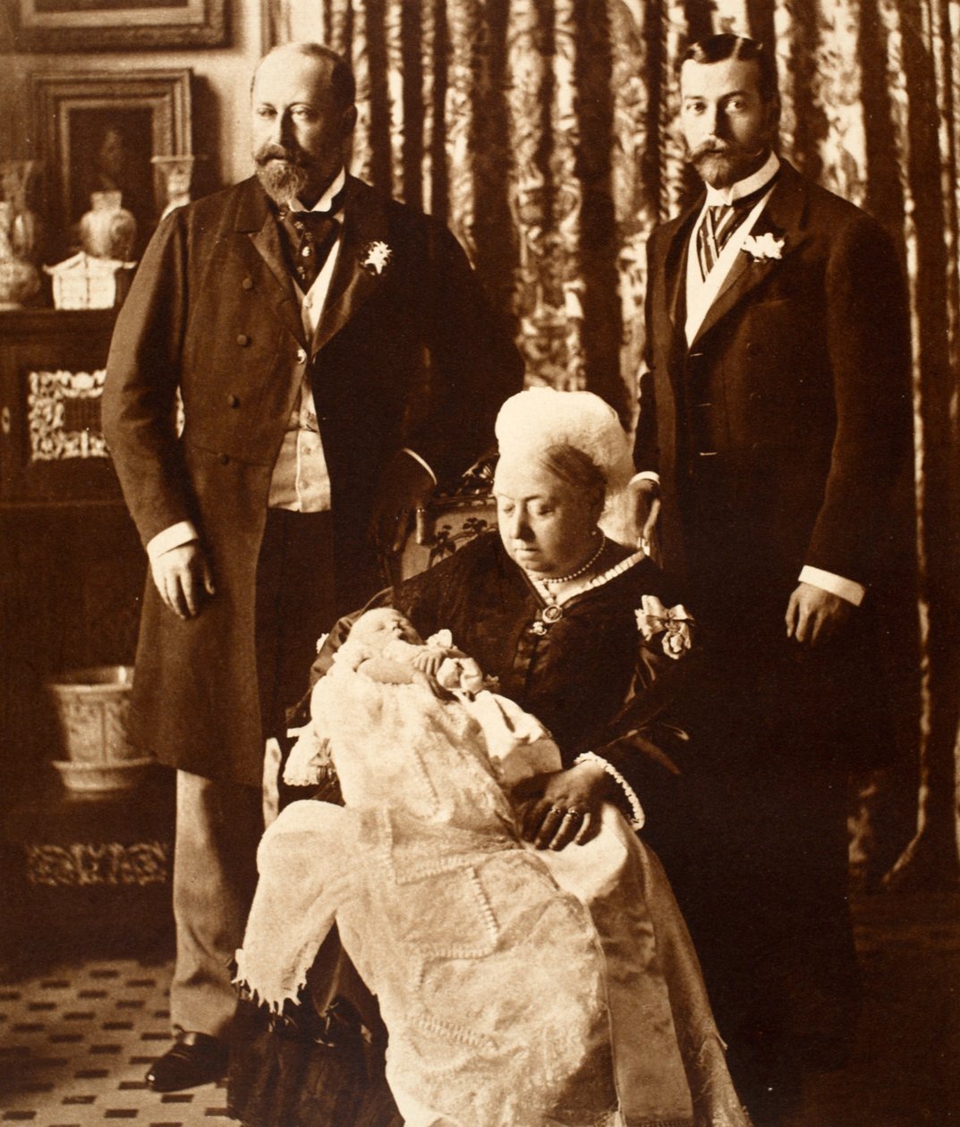 Královna Viktorie drží krále Edwarda VIII. na jeho křtu 16. července 1894 od English Photographer